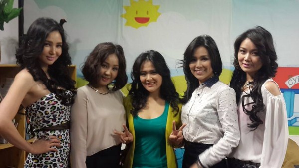 “Эмоци” продакшны уран бүтээлчдийн шинэхэн зурагнаас